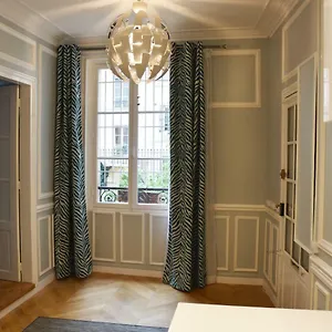 Sur Cour Apartment